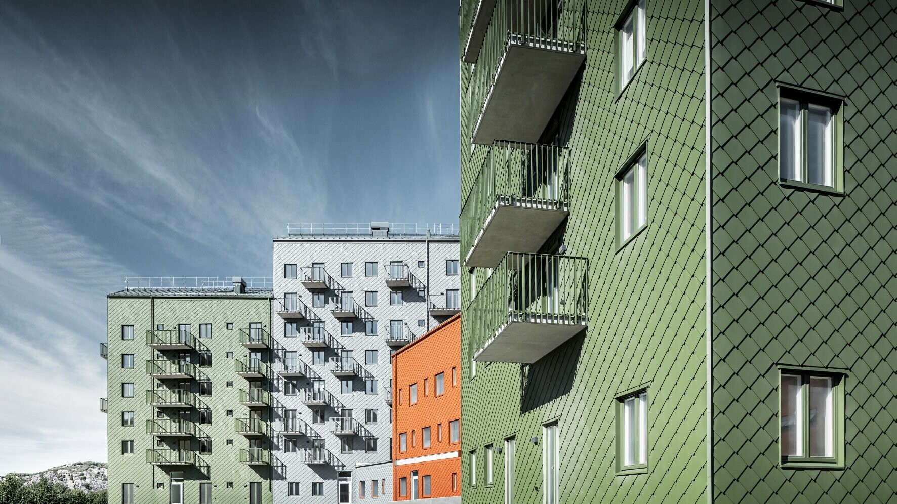 Die vier Wohnhäuser in Göteborg wurden mit Wandrauten in den Farben Olivgrün, P.10 Ziegelrot und Hellgrau eingedeckt 