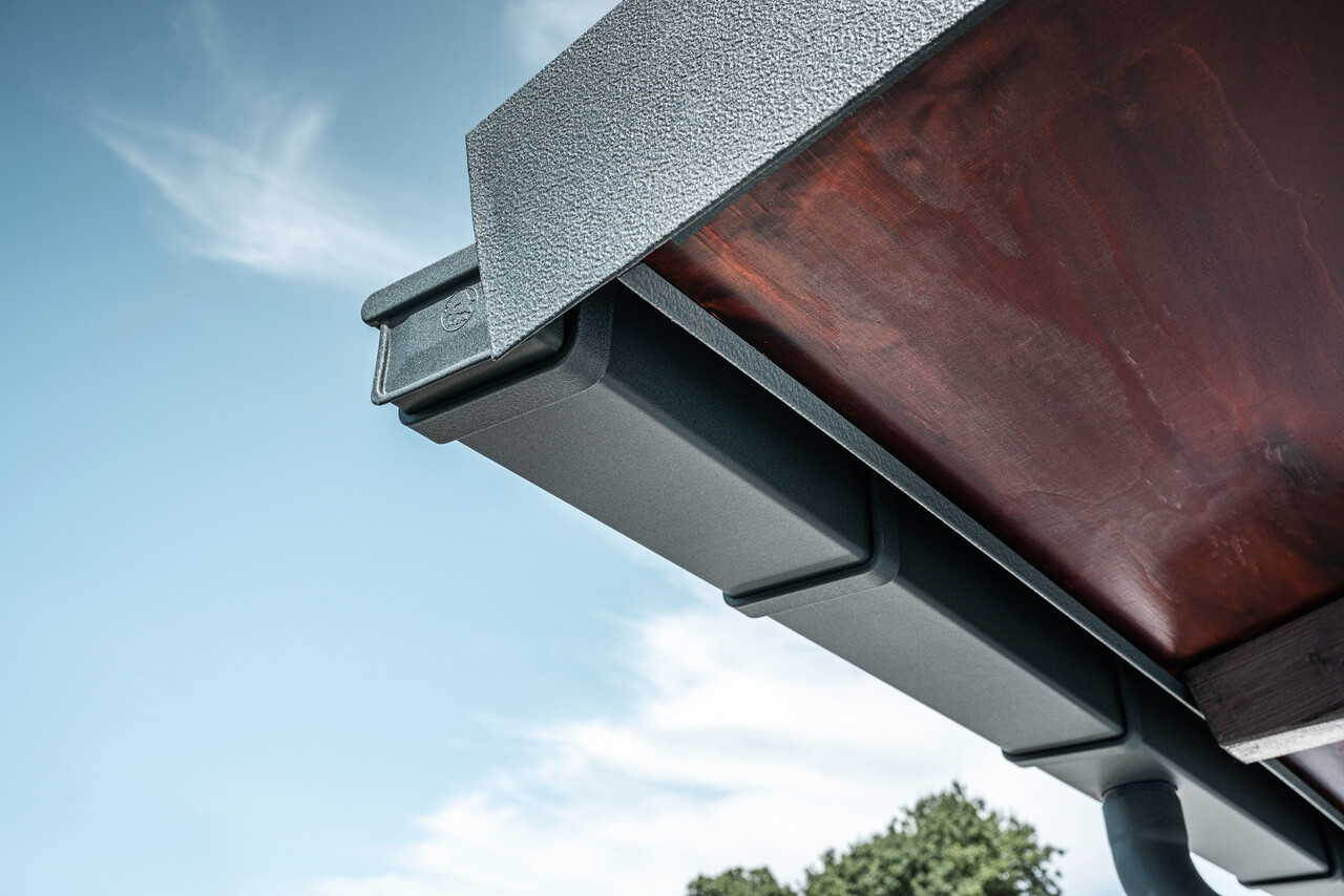 Dettaglio del sistema di drenaggio del tetto PREFA in P.10 antracite sul tetto di una casa unifamiliare a Dortmund.