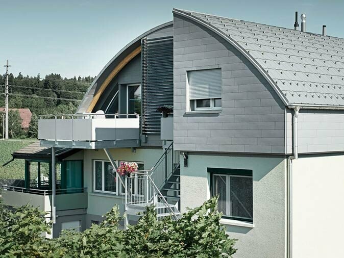 Zweifamilienhaus in Niederönz, Schweiz: Tonnendach mit PREFA Dachplatte