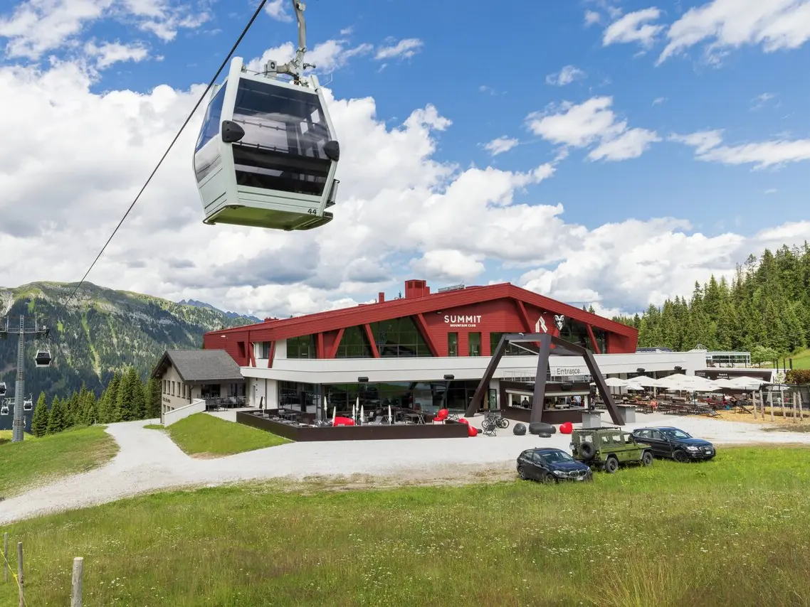 Rifugio e ristorante Summit Mountain Club in primavera circondato dai prati verdi. A 1.830 metri, vicino alla stazione a monte Rinneralm (2.100 m), il Summit Mountain Club si posiziona come nuovo punto di riferimento per gli appassionati di sport invernali e gli ospiti estivi e, sempre più, come luogo per eventi aziendali e riunioni.