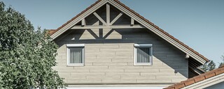Qui la facciata in alluminio con effetto legno di PREFA è stata posata in orizzontale e non dovrà essere riverniciata mai più.
