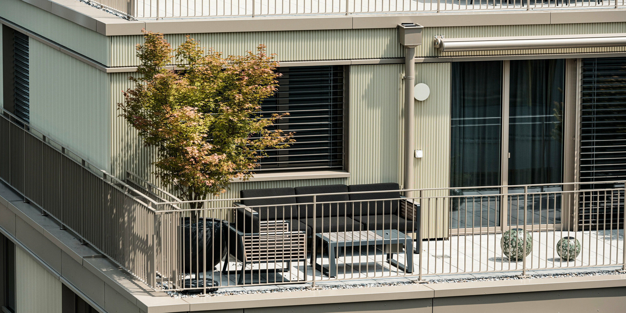 Das moderne Wohngebäude "Stetterhaus" in Altstetten, Zürich wird umhüllt von einer einzigartigen Fassade - PREFA Zackenprofil in der Sonderfarbe Perl-Metallic.