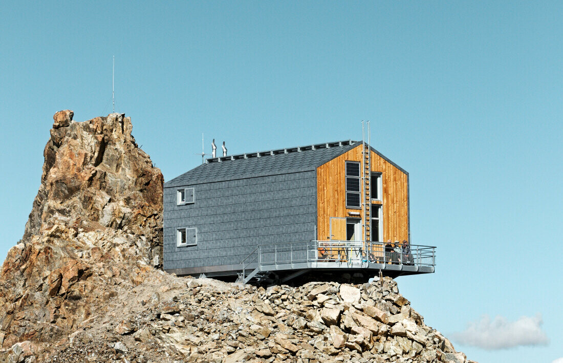 Il Rifugio de l’Aigle ristrutturato di recente con il pannello per facciata e tetto FX.12 PREFA in grigio pietra P.10.