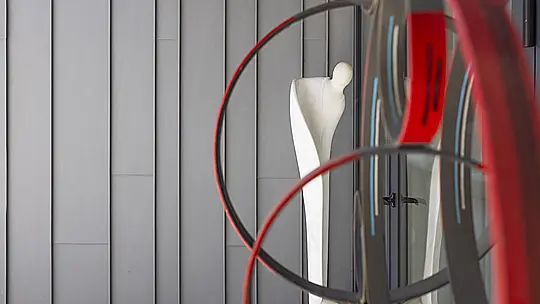 Dettaglio della facciata in aggraffatura angolara Prefalz della scuola Arti e Mestieri a Suzzara.