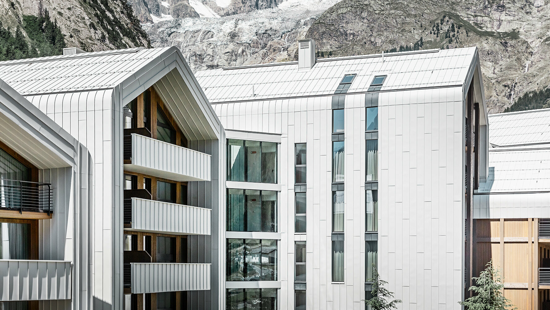 Neugebautes Hotel in Italien mit PREFALZ Dach- und Fassadenverkleidung in den Farben Weiß und Anthrazit