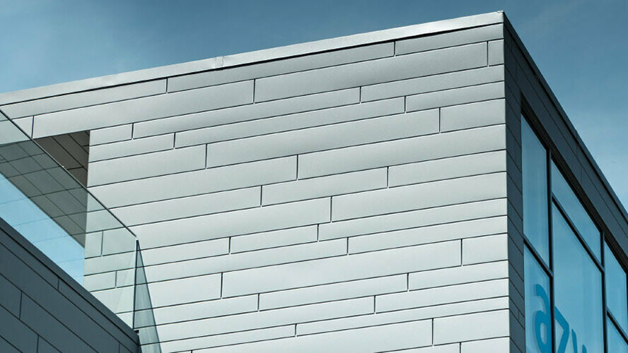 Sono state combinate le doghe PREFA in P.10 grigio chiaro in varie lunghezze e larghezze su questa facciata esterna.