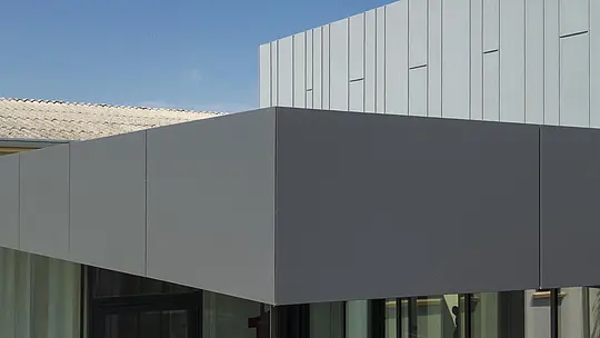 Dettaglio della facciata dell'ampliamento della scuola Arti e Mestieri di Suzzara, rivestito in Prefabond