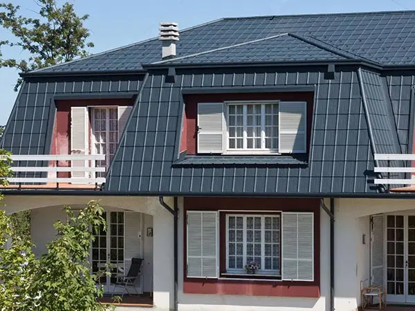 Villa in Prato, Italien: Mansarddach mit PREFA Dachplatte 