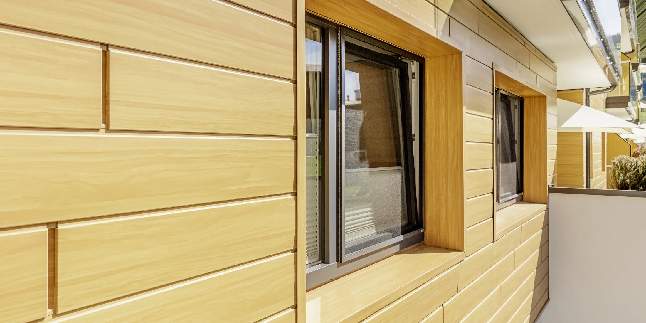 Detaillierte Aufnahme einer Fenstereinfassung mit den PREFA Sidings in Holzoptik am Guthof Lutz in Schattwald.