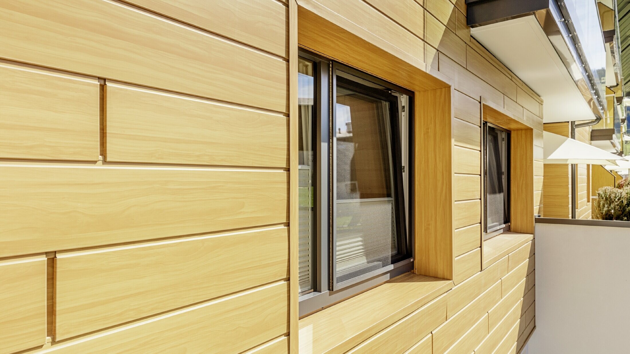 Detaillierte Aufnahme einer Fenstereinfassung mit den PREFA Sidings in Holzoptik am Guthof Lutz in Schattwald.