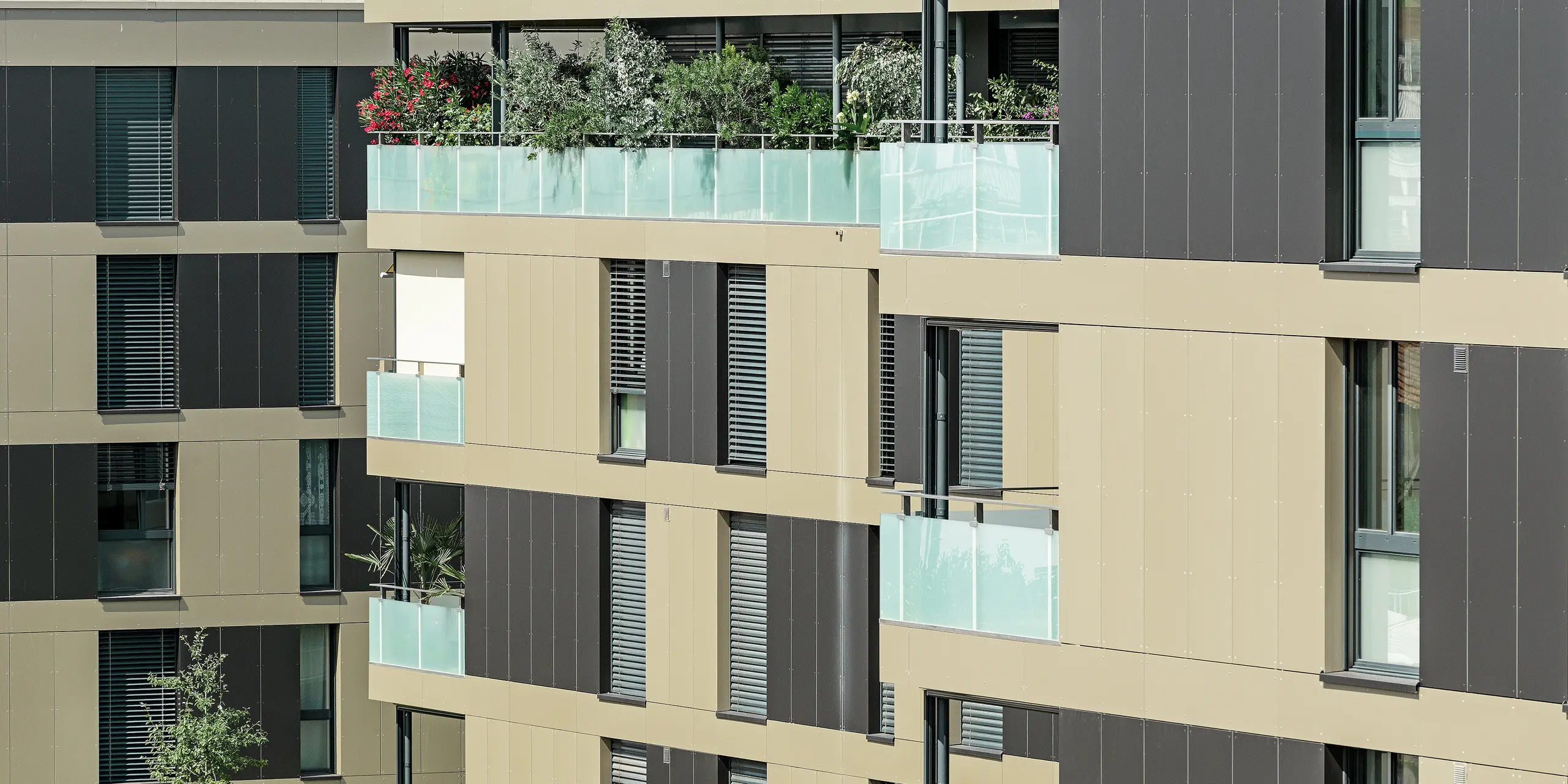 complesso residenziale cubiforme con facciata in alluminio in bronzo con elementi in nero opaco