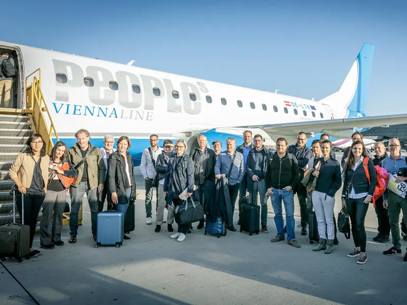gemeinsames Gruppenfoto vor dem Flugzeug kurz vor Abflug nach Vorarlberg