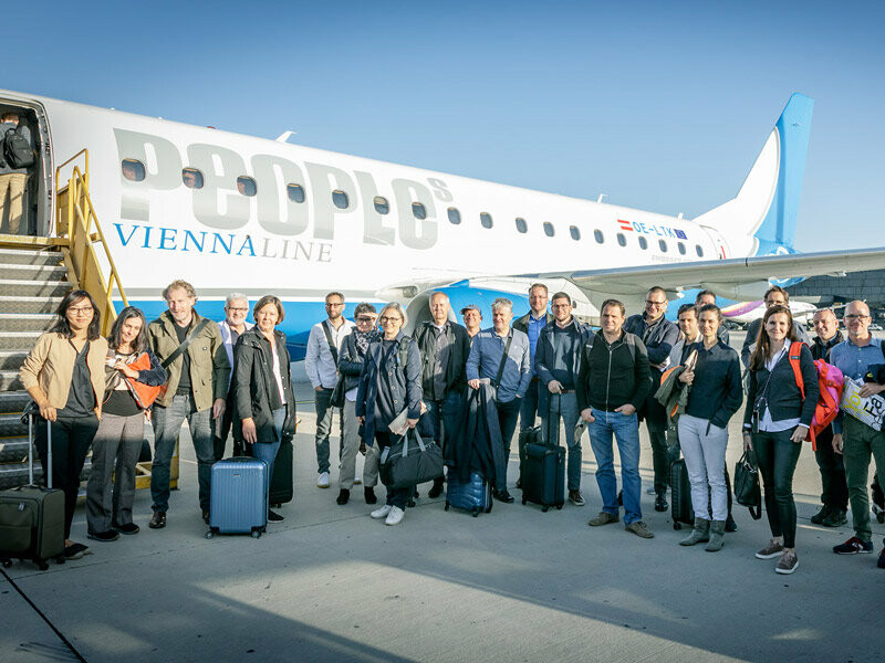 gemeinsames Gruppenfoto vor dem Flugzeug kurz vor Abflug nach Vorarlberg