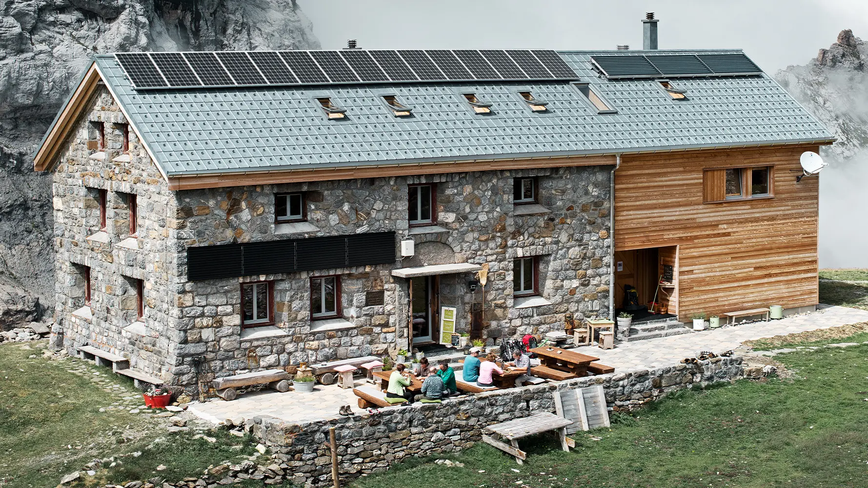 Il rifugio Clariden in Svizzera si trova a oltre 2000 metri di altitudine ed è stato coperto con tegole PREFA in P.10 grigio pietra