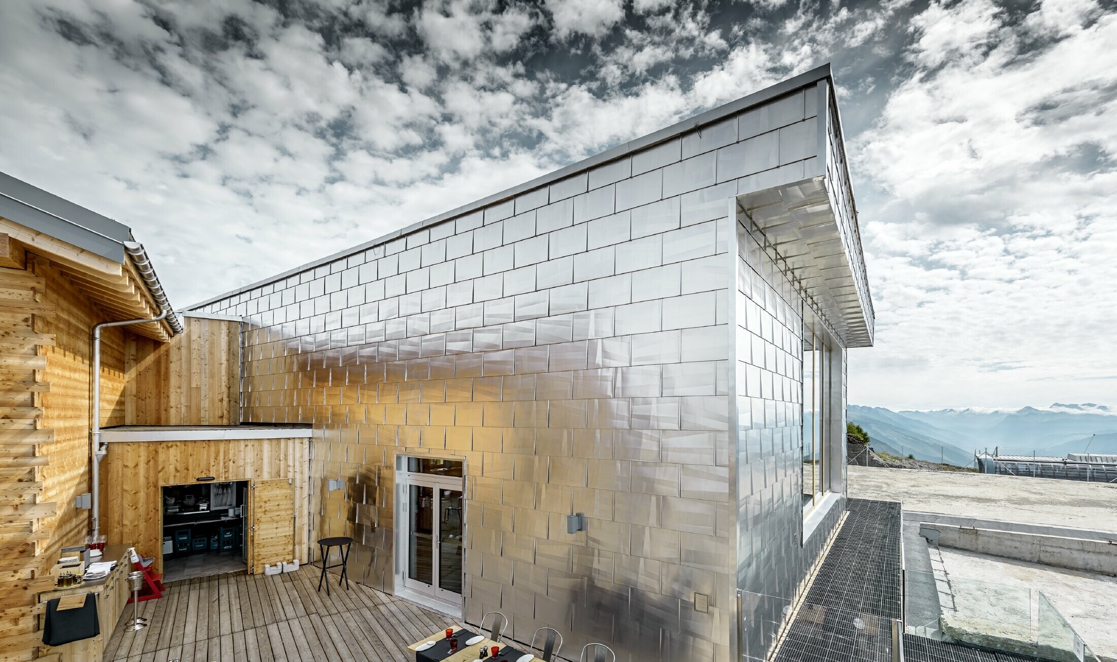 Scintillante facciata in alluminio grezzo naturale del Cry D’Er Club d'Altitude in Svizzera; la facciata riflette il meraviglioso panorama a 360°.