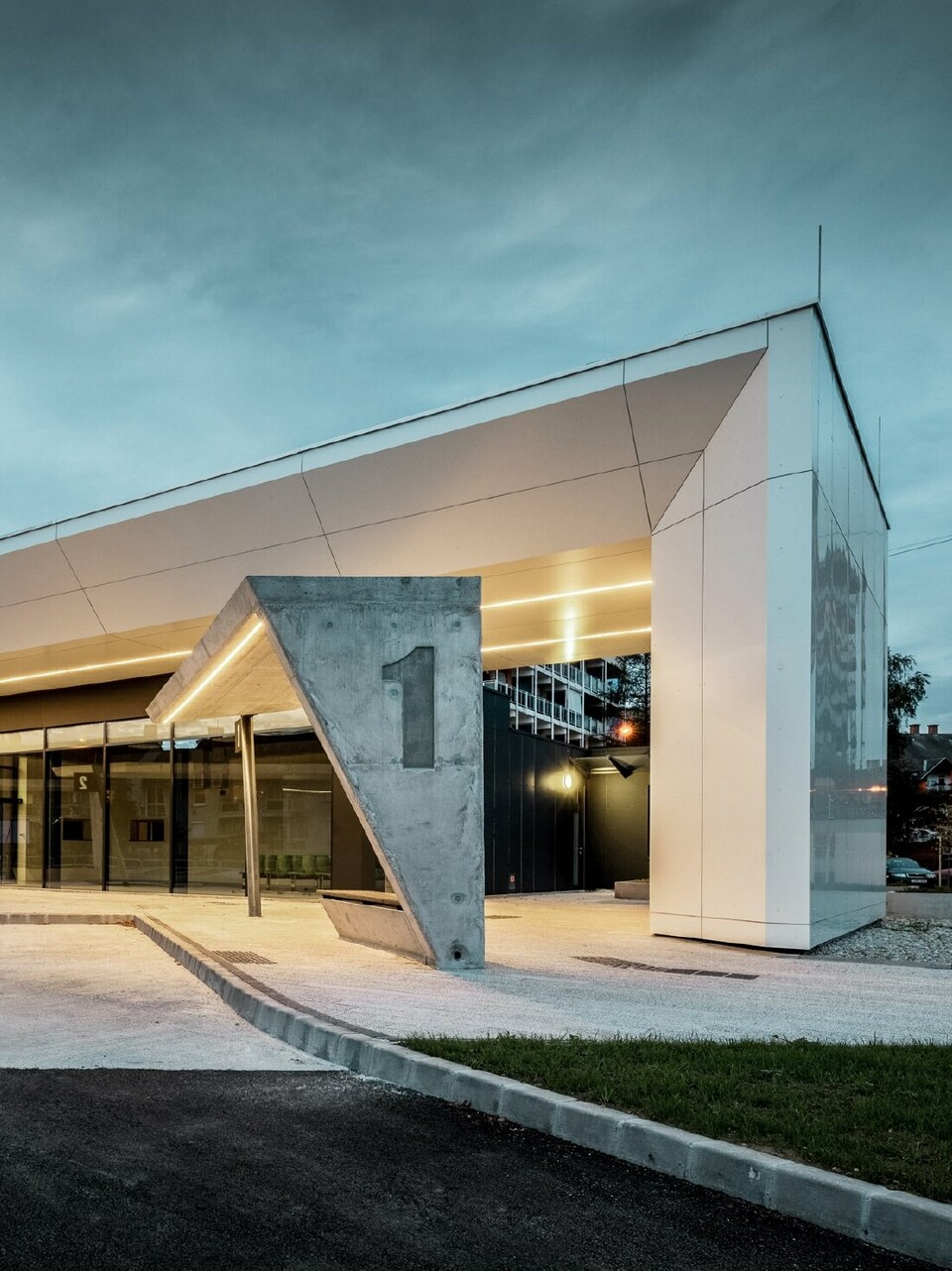 Modern gestalteter Busbahnhof in Lenti, Untersichten sind mit der PREFABOND Aluminium Verbundplatte in Reinweiß verkleidet