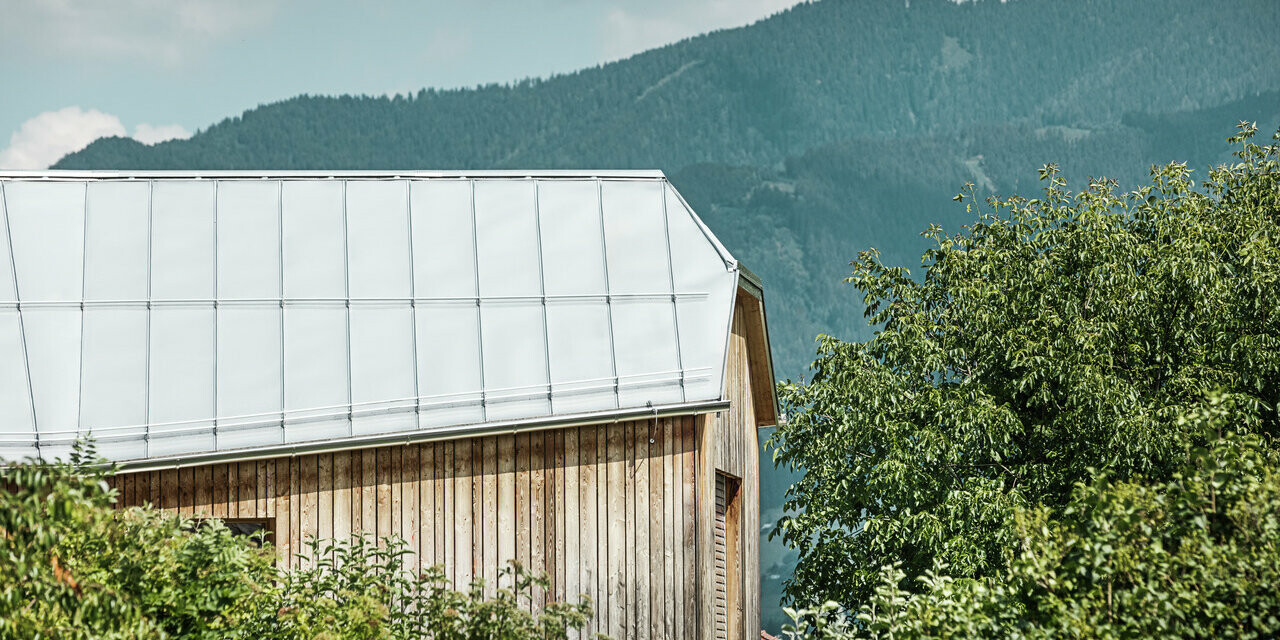 Nahaufnahme des Einfamilienhauses in Pruggern im schönen Ennstal in Österreich. Das Dach wurde mit PREFALZ Naturblank gedeckt.
