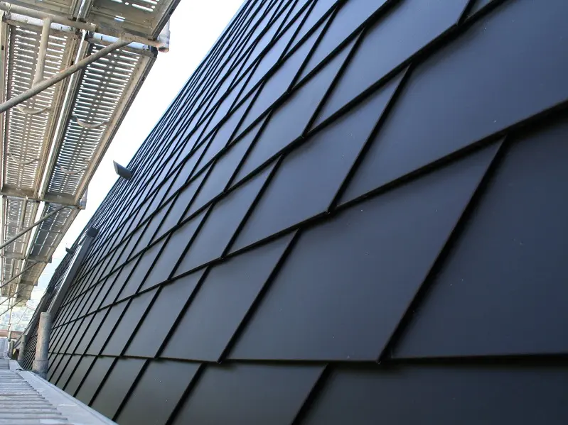 Die Fassade mit der Wandschindel in P.10 Anthrazit