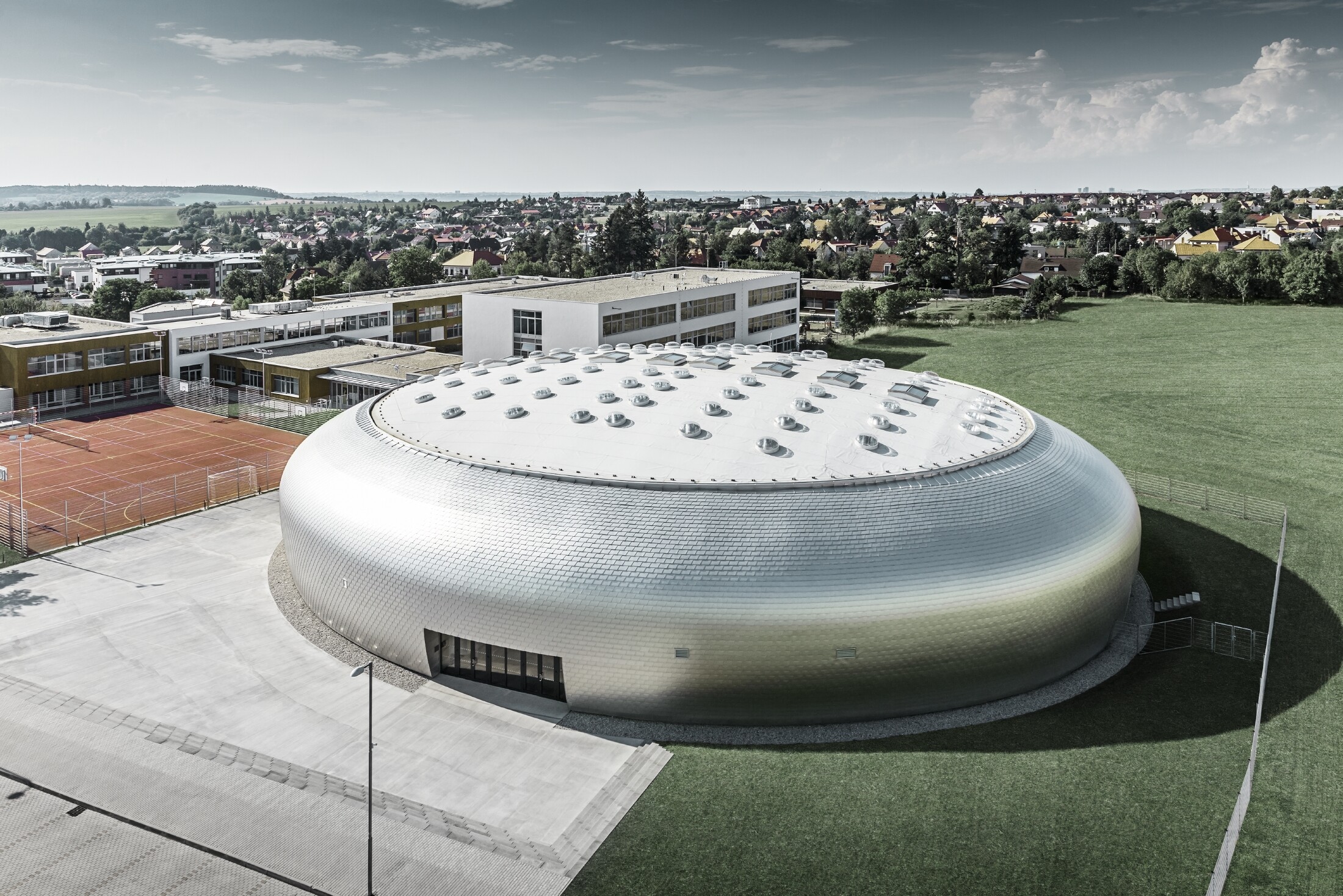 Luftaufnahme der Sporthalle in Tschechien mit der PREFA Wandschindel in Naturblank.