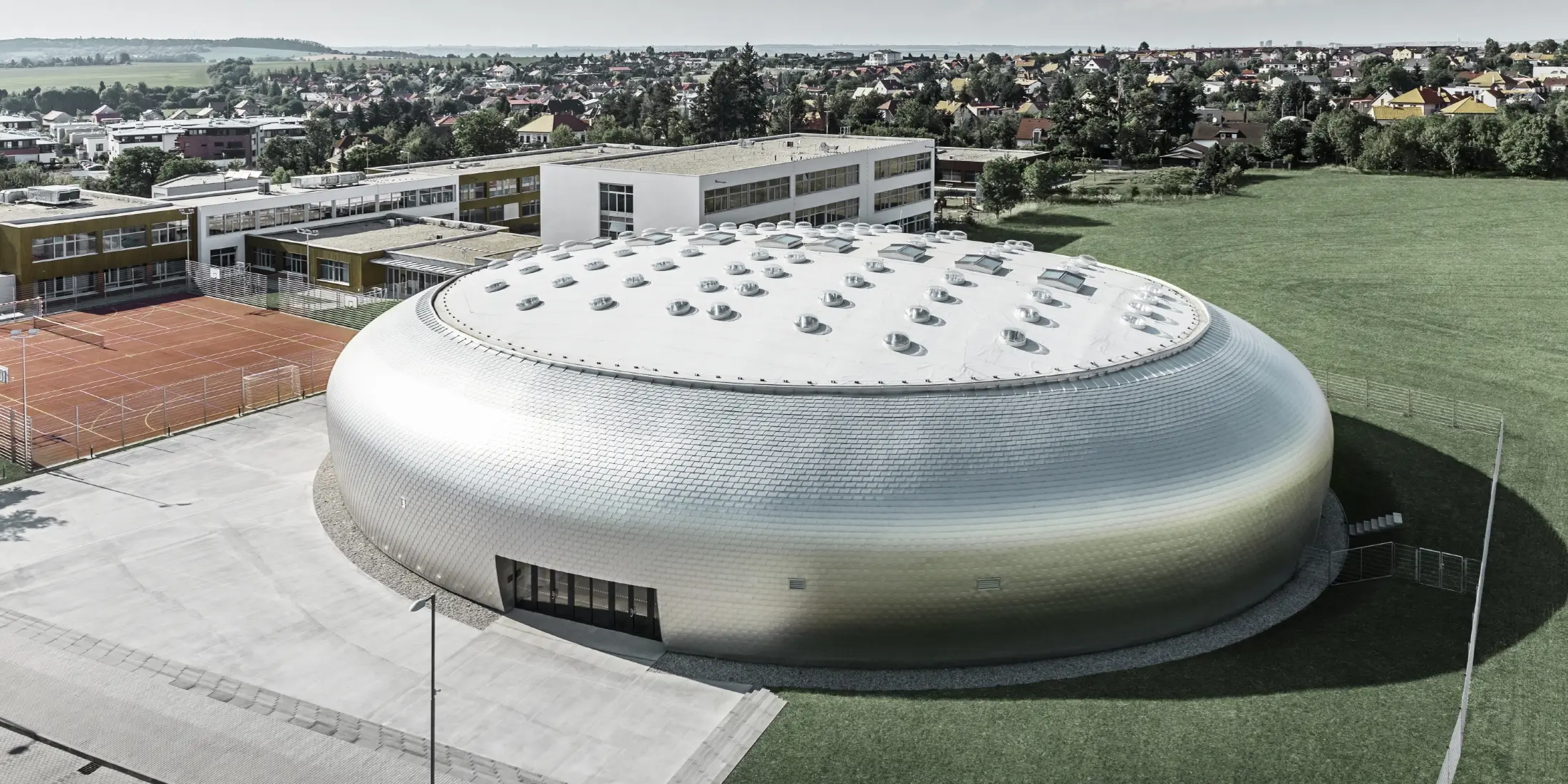 Luftaufnahme der Sporthalle in Tschechien mit der PREFA Wandschindel in Naturblank.