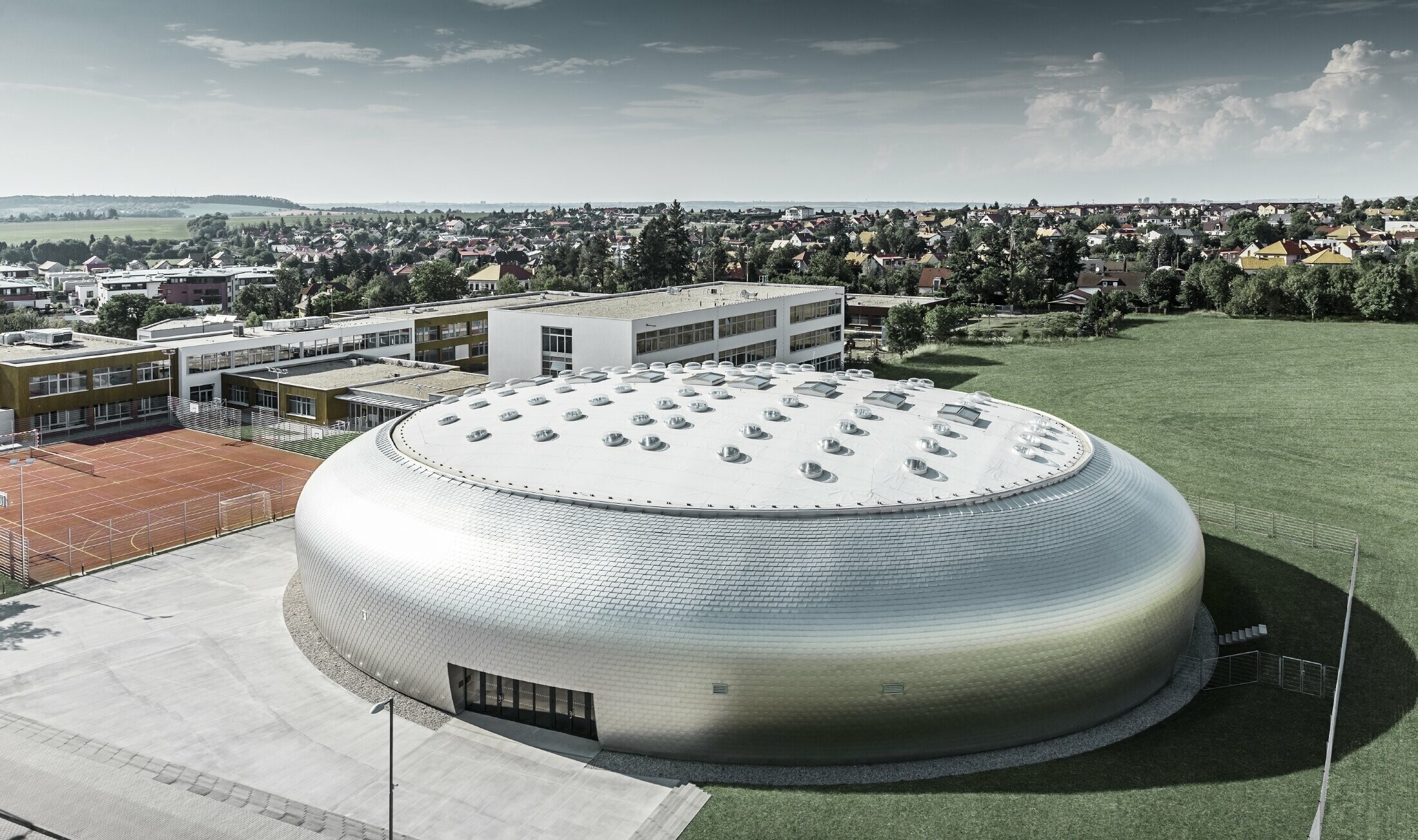 Luftaufnahme der Sporthalle in Tschechien mit der PREFA Wandschindel in Naturblank.