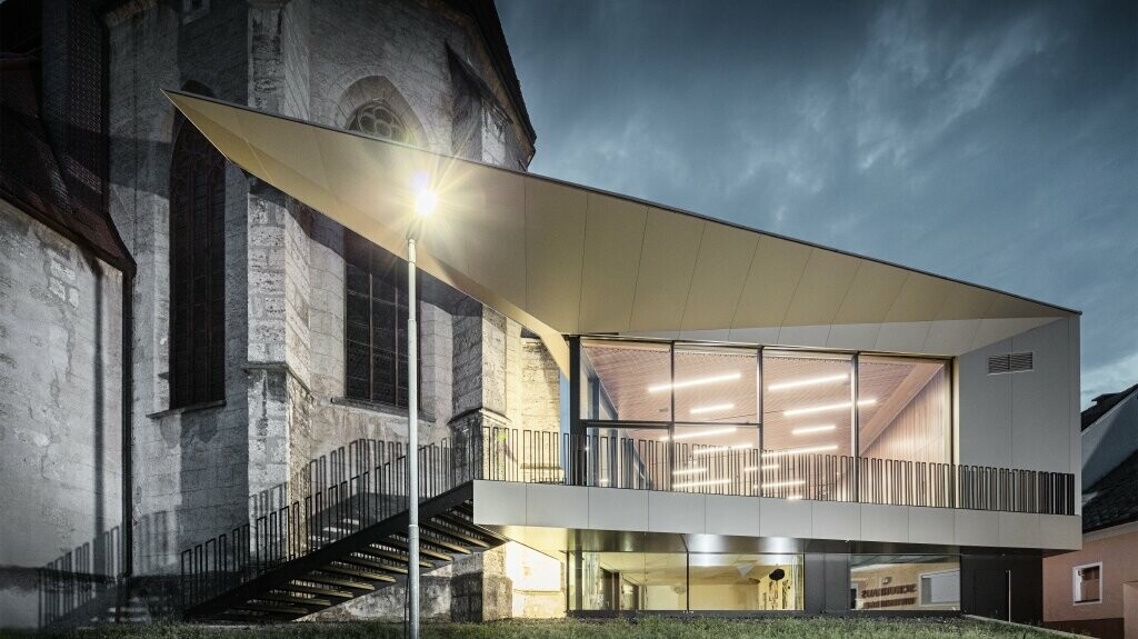 Das moderne Pfarrzentrum Sierning eingedeckt mit PREFA Fassadenpaneelen in Bronze.