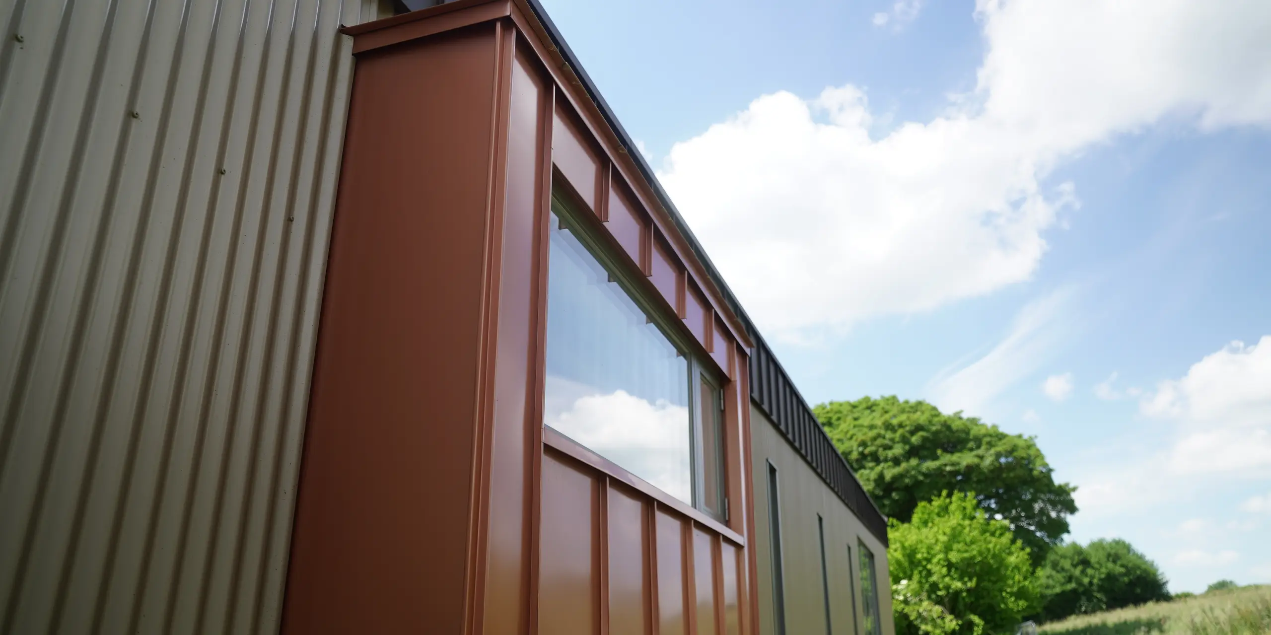 Nahaufnahme einer Aluminium-Fensterverkleidung aus Falzonal in der Farbe Neukupfer