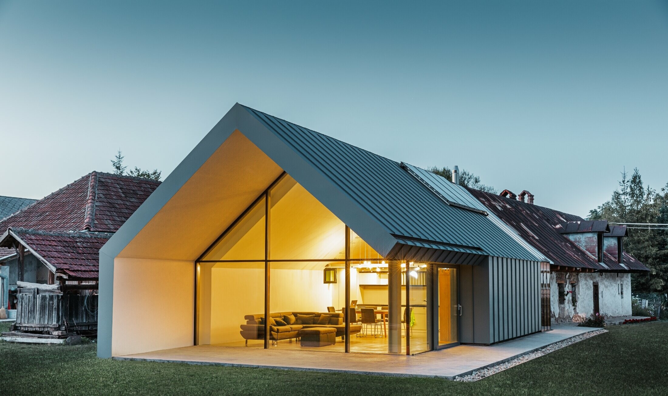 Studio di architettura moderno e casa unifamiliare che accosta una vecchia casa contadina con facciata in pietra, rivestita con aggraffatura e  aggraffatura angolare PREFA in grigio chiaro