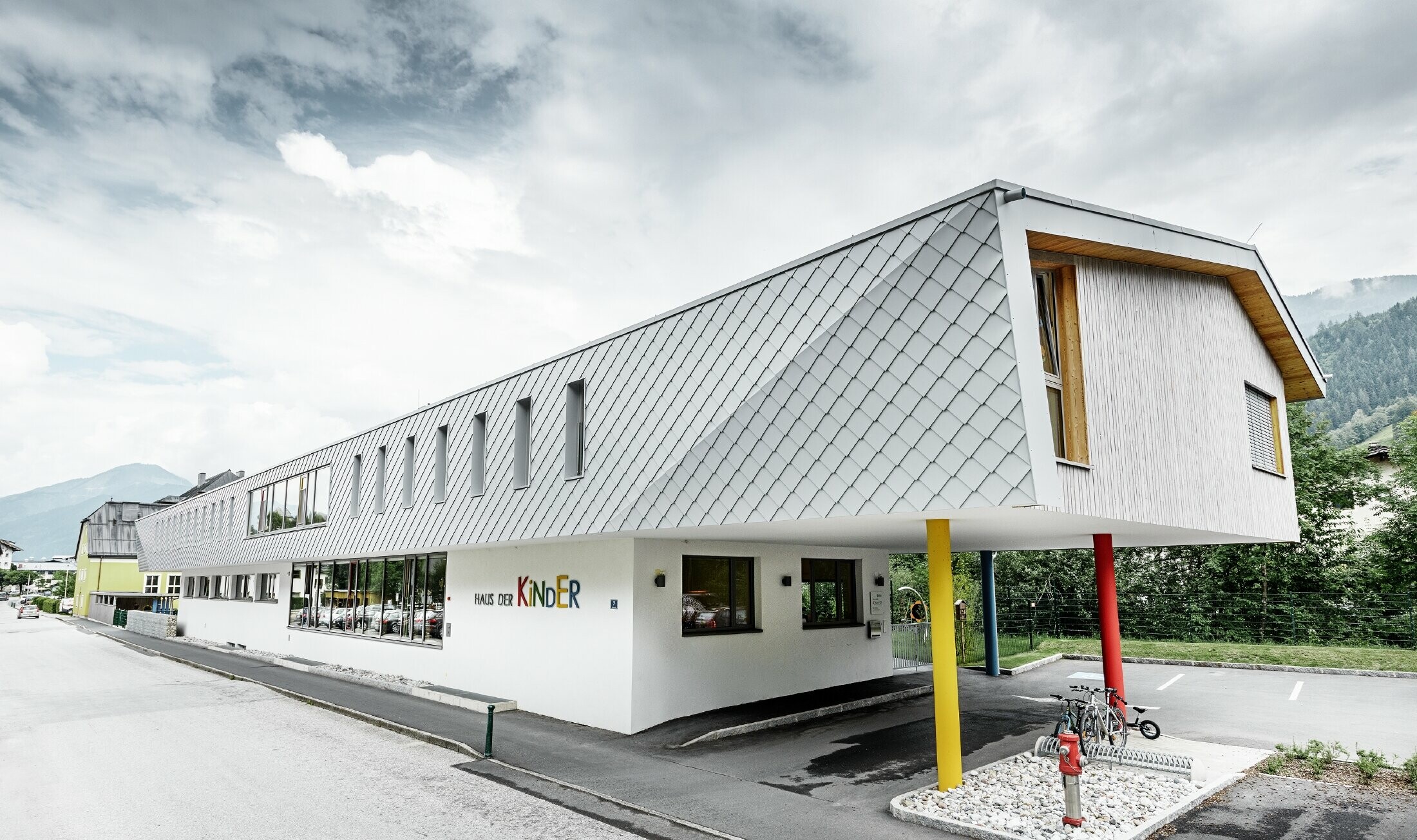 Nuova costruzione della scuola d'infanzia a Kaprun con una facciata moderna con la scaglia PREFA in bianco prefa