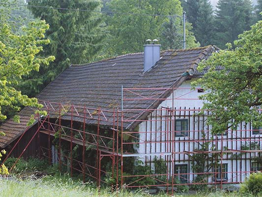 vecchia copertura del Wiesenhaus poco prima della ristrutturazione con la scandola PREFA, con impalcatura 