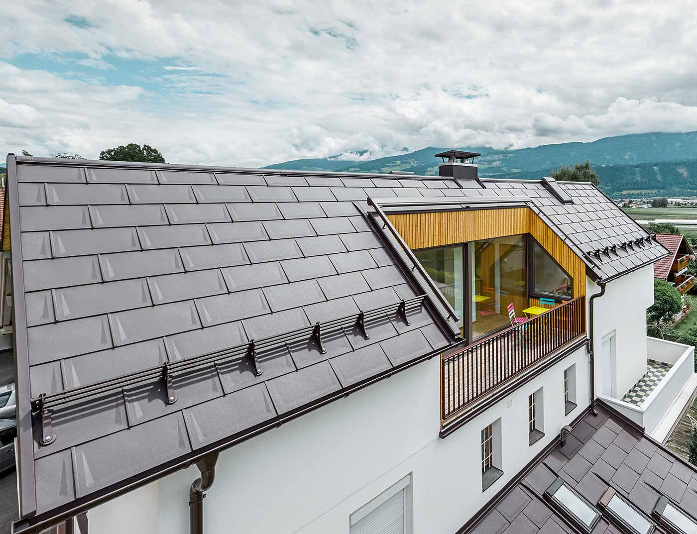 Tegola R.16 PREFA, referenza testa di moro Condominio con ampia loggia - Il tetto è rivestito di tegole R.16 PREFA di colore testa di moro.