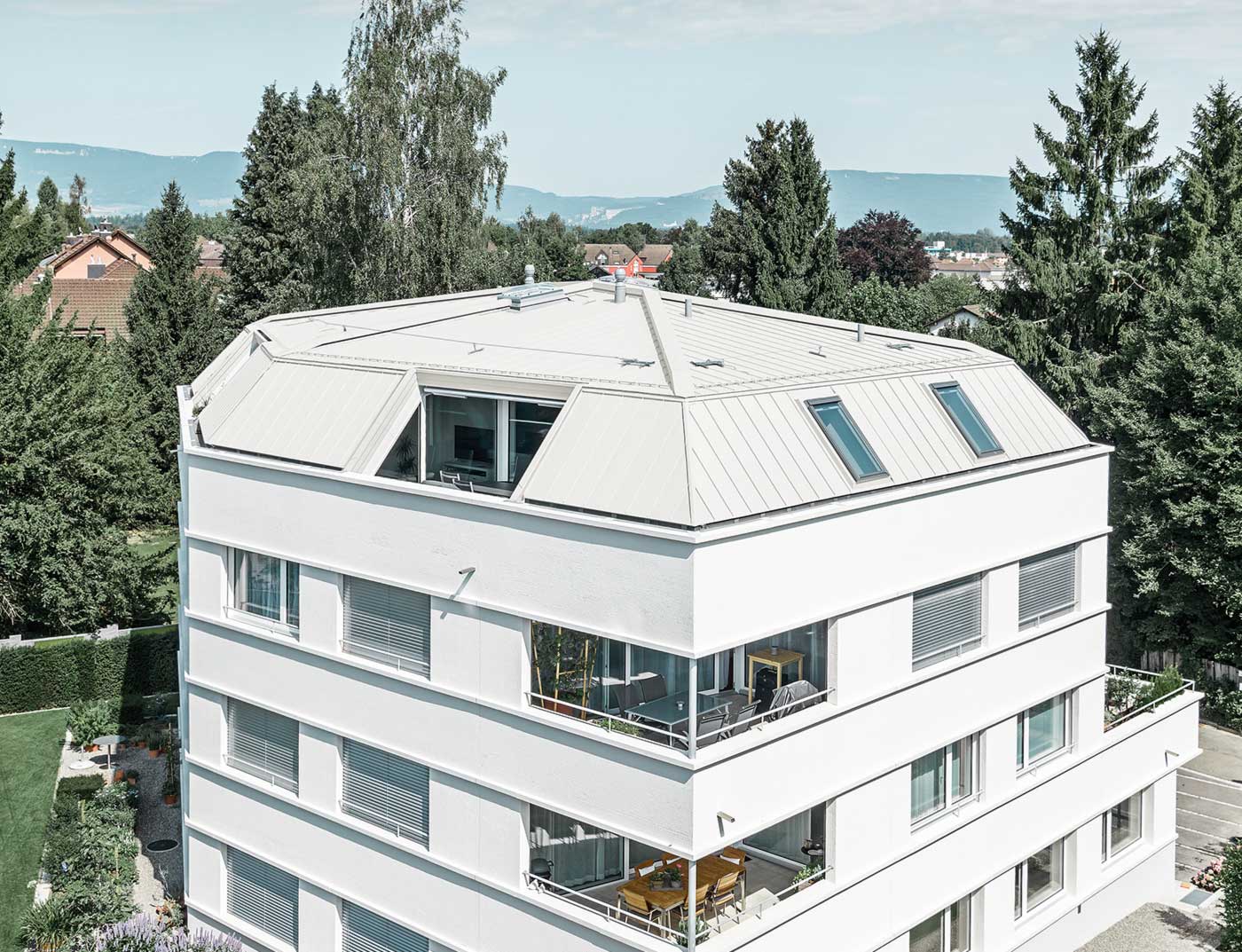 Wohnhaus mit einem Stehfalzdach von PREFA, eingedeckt mit Prefalz in Reinweiß;