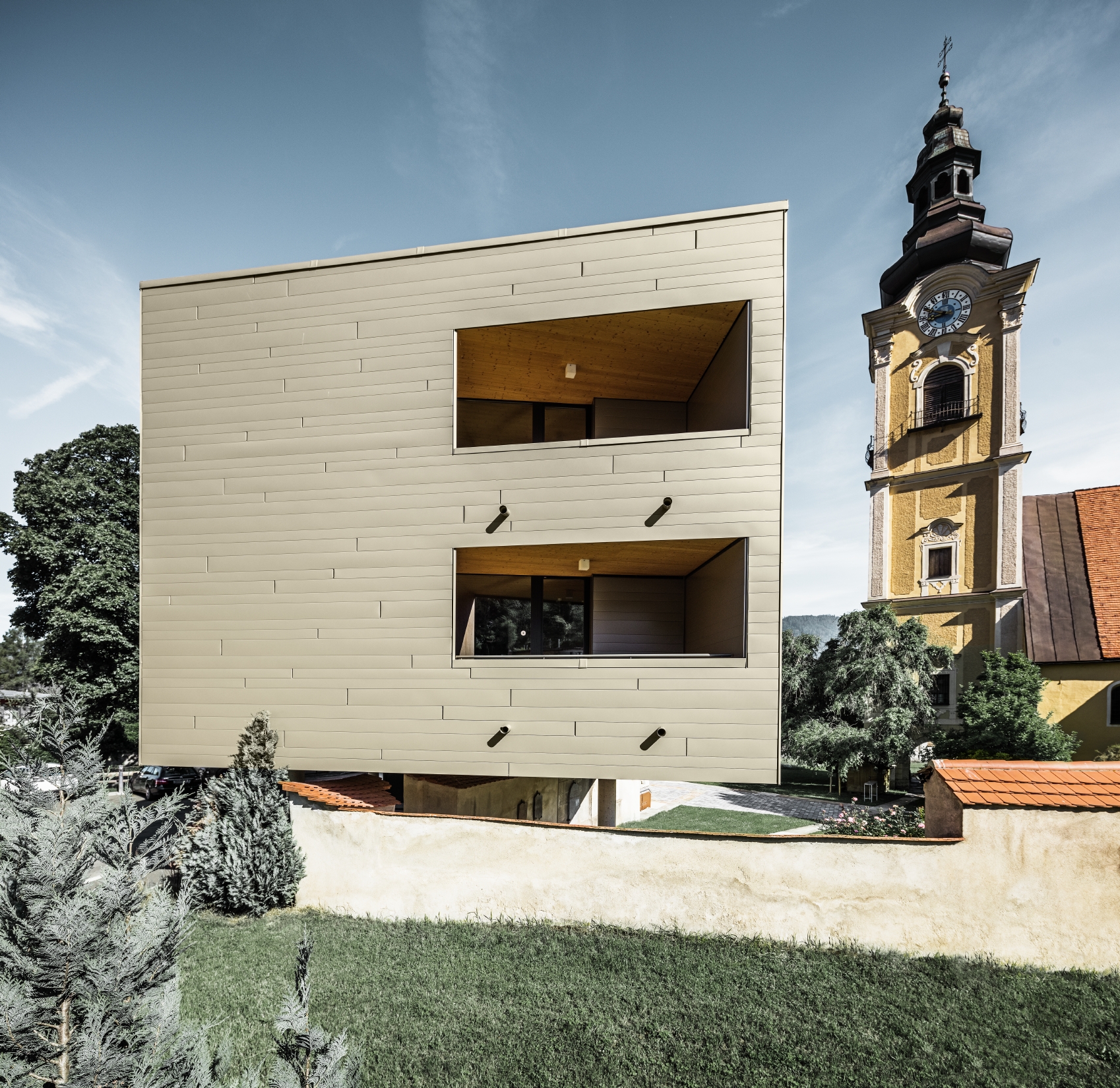 Firmengebäude vom EMA, die Fassade ist mit Aluminium Verbundplatten in Bronze und Anthrazit von PREFA verkleidet.