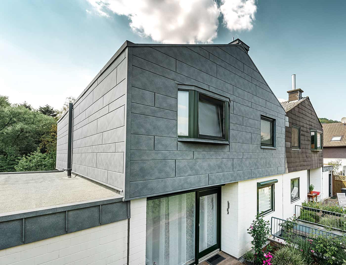 Ristrutturazione della facciata con il nuovo pannello per facciate Doga.X PREFA di colore grigio pietra.