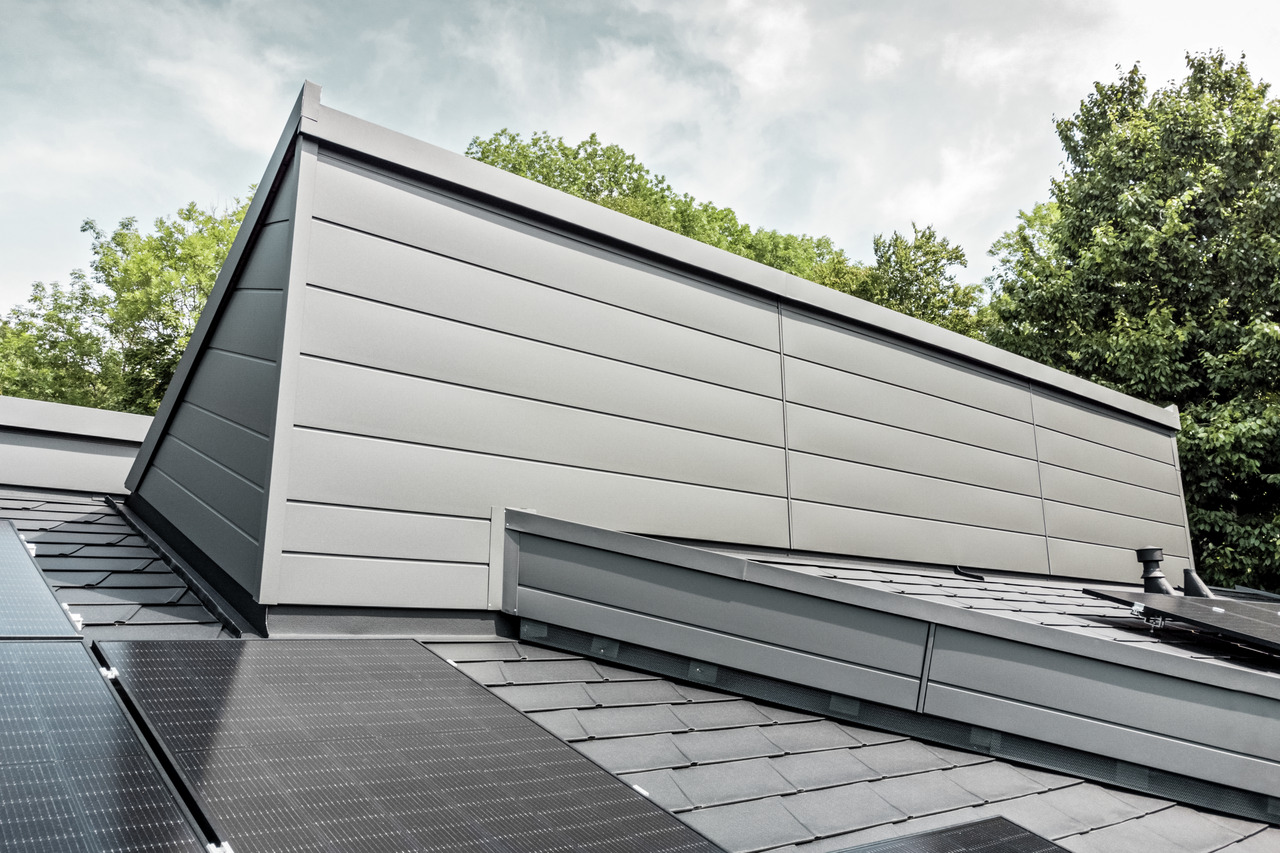 Moderner Zubau – die Fassade wurde mit den PREFA Sidings in Dunkelgrau verkleidet.