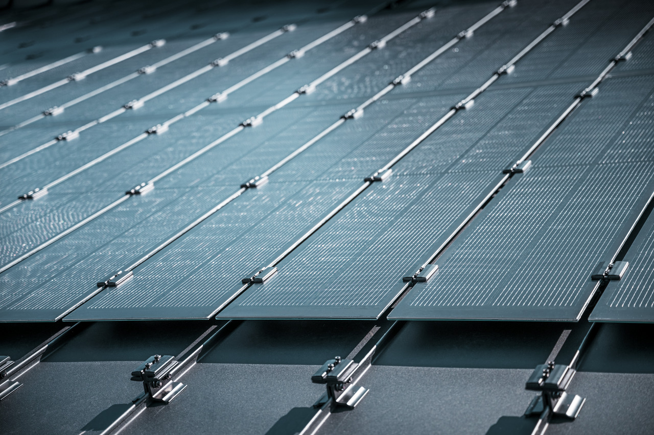 Detailansicht der Montage von Prefalz-Solarmodulen auf einem Dach in Meschede